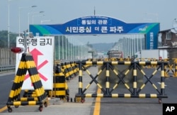 Barikade di dekat Jembatan Unifikasi, yang mengarah ke Panmunjom di Zona Demiliterisasi di Paju, Korea Selatan, Rabu, 19 Juli 2023. (AP/Ahn Young-joon)