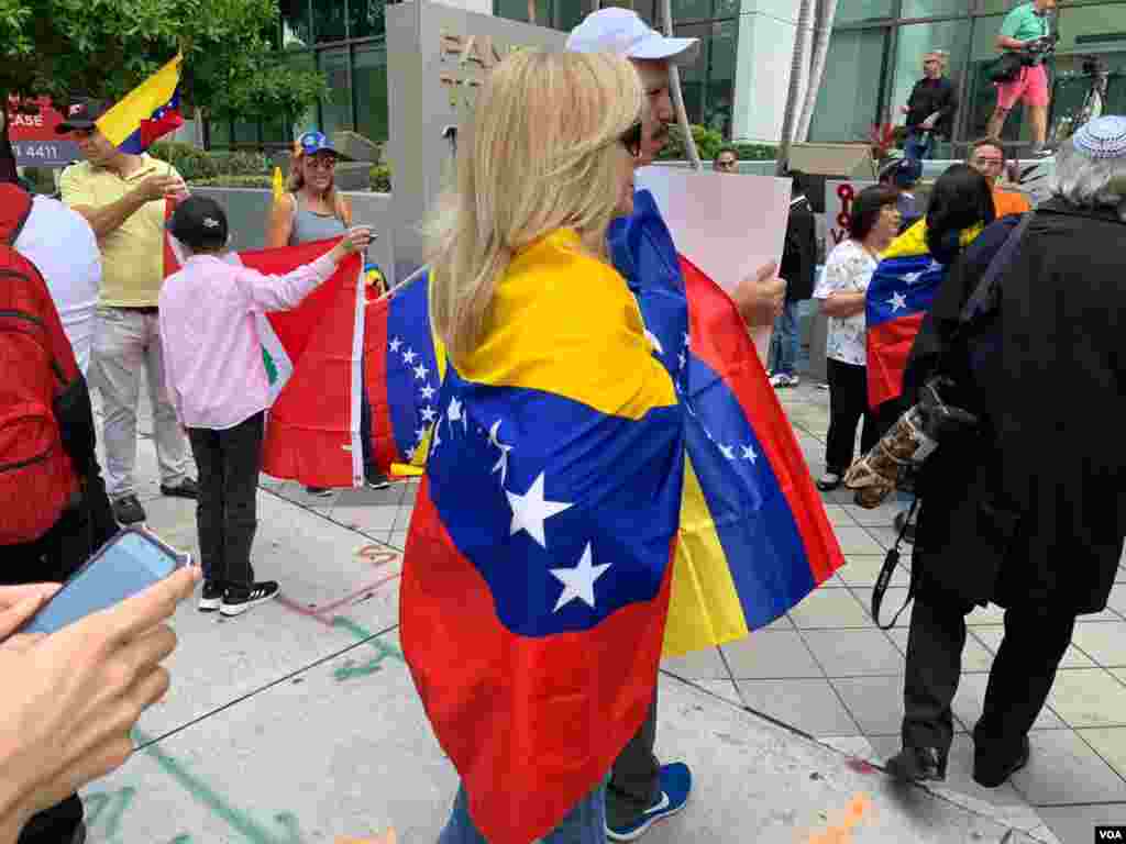 Envueltos en la bandera, manifestantes en Miami, EE.UU. protestaron contra de Maduro, el 16 de noviembre de 2019. Foto: Alonso Castillo / VOA.