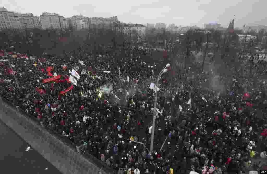 An aerial view of a sanctioned rally to protest against violations during the parliamentary elections is seen at Bolotnaya square in Moscow December 10, 2011. Tens of thousands of protesters took to the streets of cities across Russia on Saturday to deman