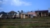 Papan bertuliskan "Tanah Dijual" terlihat di tengah hamparan sawah di Canggu, Kabupaten Badung, Bali, 22 Oktober 2024. (Foto: SONNY TUMBELAKA/AFP)