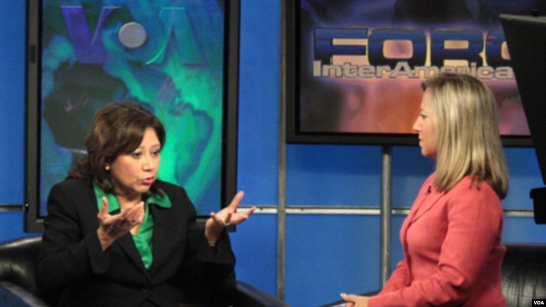 La secretaria de Trabajo, Hilda L. Solis, durante una entrevista en Foro Interamericano con Patricia Dalmasay.