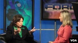 La secretaria de Trabajo, Hilda L. Solis, durante una entrevista en Foro Interamericano con Patricia Dalmasay.
