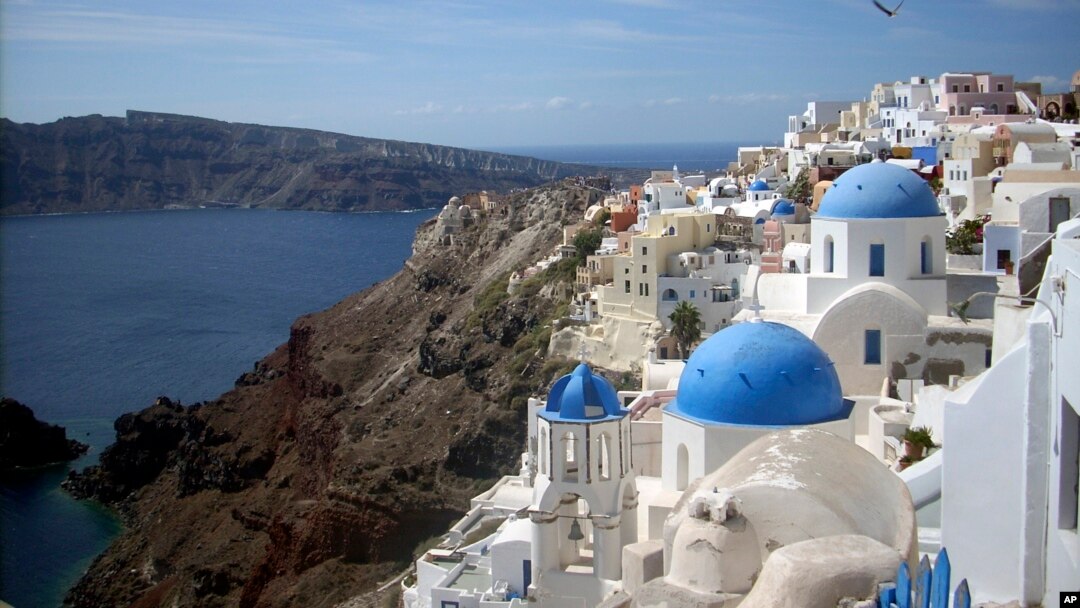 Pemandangan Desa Oia di Pulau Santorini, Yunani. Negara itu bersiap memecahkan rekor jumlah kedatangan wisatawan, dan menyambut kembali para wisatawan China. (Foto: AP/Michael Virtanen)