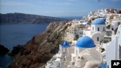 Pemandangan Desa Oia di Pulau Santorini, Yunani. Negara itu bersiap memecahkan rekor jumlah kedatangan wisatawan, dan menyambut kembali para wisatawan China. (Foto: AP/Michael Virtanen)