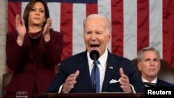 Presiden AS Joe Biden ketika memberikan pidato kenegaraan tahunan di depan Kongres AS di Washington, DC hari Selasa (7/2) malam. 