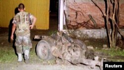 Un soldado colombiano camina junto a los restos de un automóvil frente a la prisión de La Modelo, en Cúcuta. Foto de Archivo.