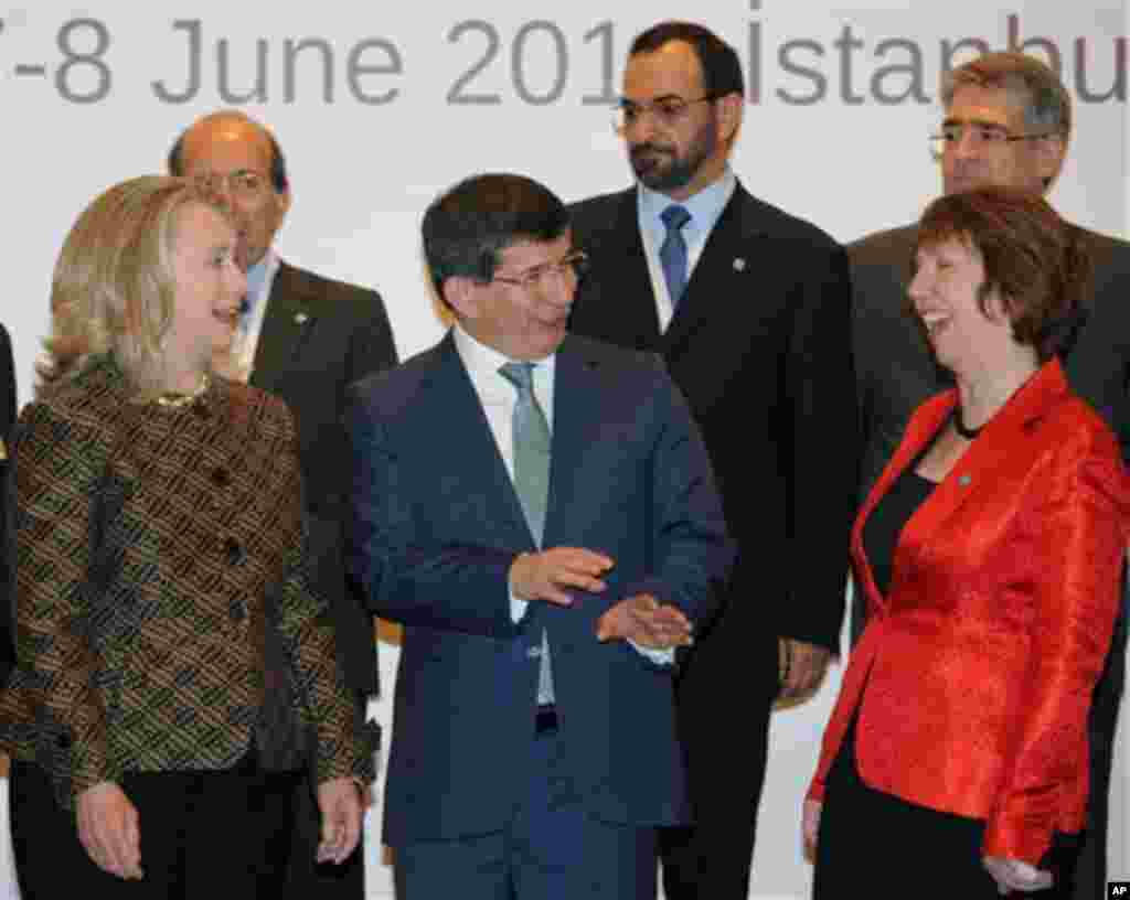 US Secretary of State Hillary Rodham Clinton, left, Turkish Foreign Minister Ahmet Davutoglu, center, and EU Foreign Policy Chief Catherine Ashton right, pose with diplomats at the ministerial meeting of the Global Counterterrorism Forum in Istanbul, Tur
