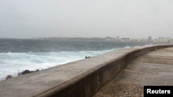 Imagen del Malecón frente al mar mientras el huracán Rafael se acerca a La Habana, Cuba, 6 de noviembre de 2024.