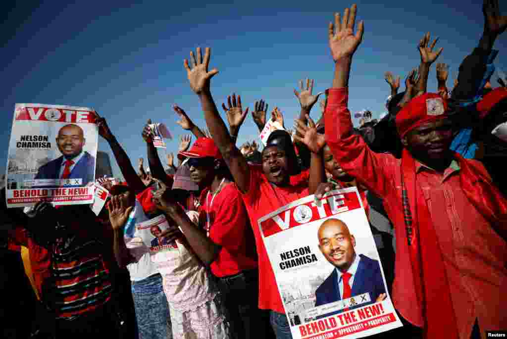 Wafuasi wa mgombea urais wa chama cha upinzani Zimbabwe (MDC), Nelson Chamisa wakihudhuria mkutano wa mwisho wa kampeni za uchaguzi Harare, Zimbabwe, Julai 28, 2018.