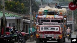 Un autobús pasa por Toribio, Colombia, el martes 19 de marzo de 2024. Rebeldes del Estado Mayor Central (EMC) mataron a la líder indígena Carmelina Yule Pavi cuando ella y otros miembros de la comunidad Nasa intentaron impedir que secuestraran a un niño en la zona rural. 