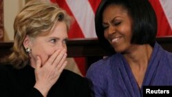 La candidate démocrate Hillary Clinton et la Première dame Michelle Obama ont un fou rire ensemble à Washington, le 10 mars 2010.