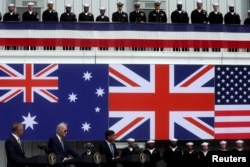 Presiden AS Joe Biden, Perdana Menteri Australia Anthony Albanese dan Perdana Menteri Inggris Rishi Sunak menyampaikan pidato tentang kemitraan Australia, Inggris, dan AS (AUKUS) di Naval Base Point Loma di San Diego, California AS 13 Maret 2023. (Foto: REUTERS /Leah Millis)