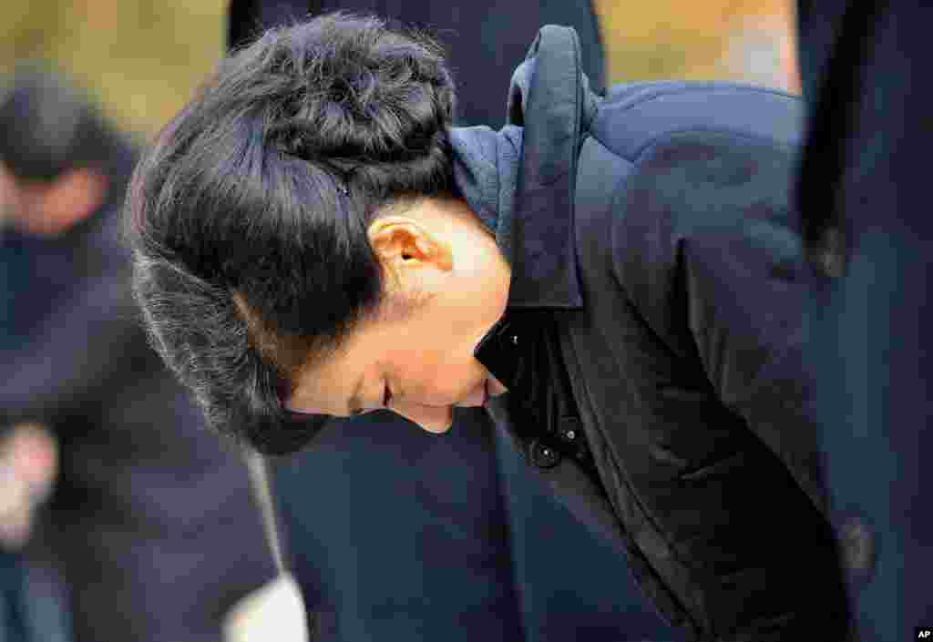 South Korea&#39;s president-elect Park Geun-hye bows in front of the grave of her father Park Chung-hee, the country&#39;s former dictator, at the National Cemetery in Seoul, December 20, 2012. 