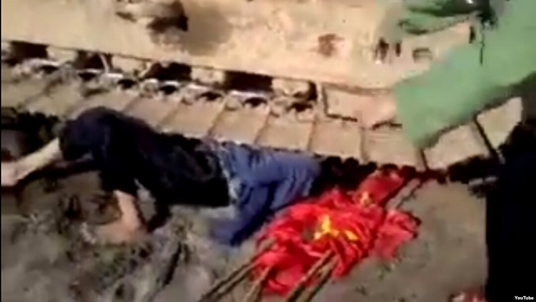 Đoạn video clip gây xôn xao dư luận cho thấy nạn nhân nằm dưới bánh của máy xúc.