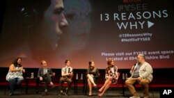 ARSIP – Pemeran “13 Reasons Why,” Jenelle Riley, sutradara Tom McCarthy, Dylan Minette, Katherine Langford, Kate Walsh, dan produser eksekutif Brian Yorkey di Netflix di Samuel Goldwyn Theater, Los Angeles, 2 Juni 2017 (foto: Blair Raughley/Invision untuk Netflix/AP Images)