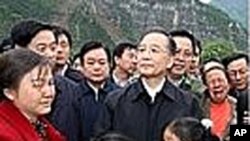 中国总理温家宝和地震灾民在一起