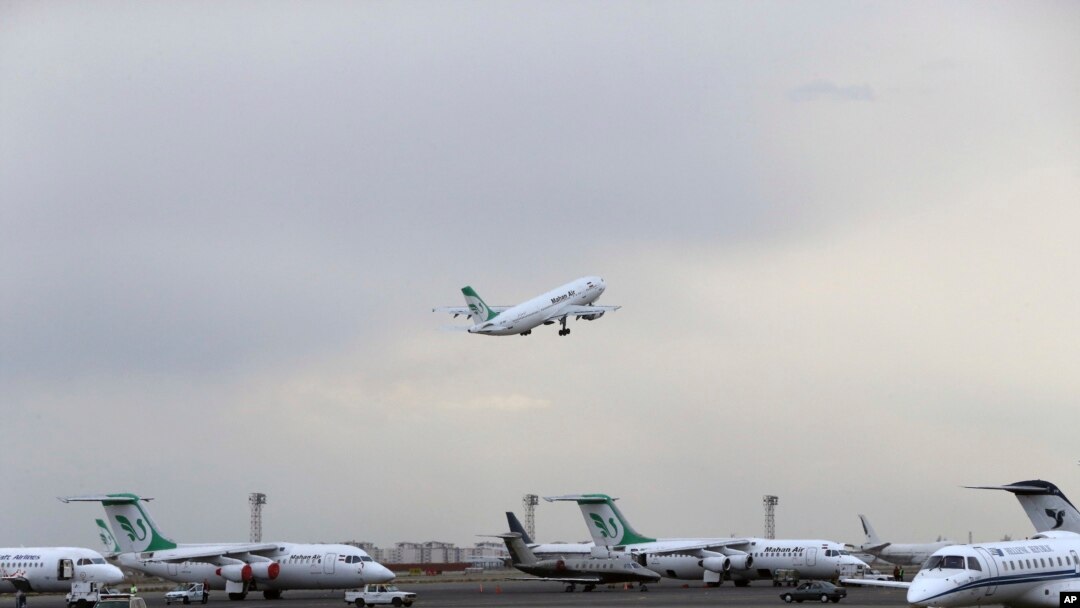Pesawat komersial Mahan Air lepas landas dari bandara Mehrabad di Teheran, Iran, 7 Februari 2016.
