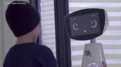 병원을 찾은 아이들의 긴장을 풀어주는 로봇 '로빈(Robin)'이 어린이 환자와 대화를 하고 있다.