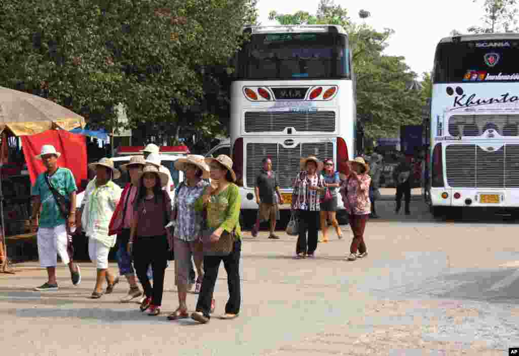 Tourists arrive at the Golden Triangle on buses. (VOA - D. Schearf)