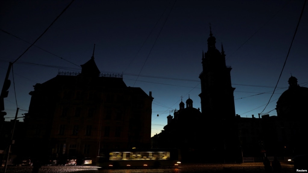 Місто без світла після російського ракетного обстрілу Львова. 10 жовтня 2022. REUTERS/Roman Baluk