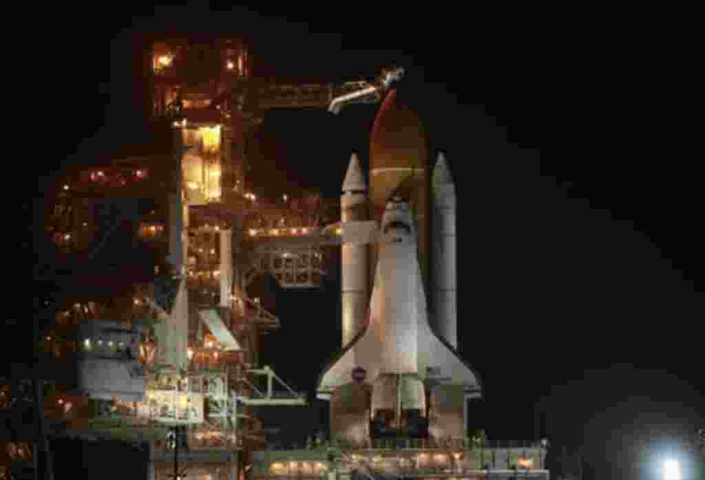El trasbordador Discovery se prepara para el lanzamiento desde la base espacial Kennedy en Cabo Cañaveral, Florida.