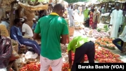 Yayin da ake hada-hadar sayen kayan masarufi a wata kasuwa a Kano (Baraka Bashir)