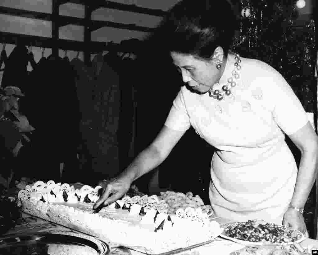 老照片回顾：美国之音中文广播70年