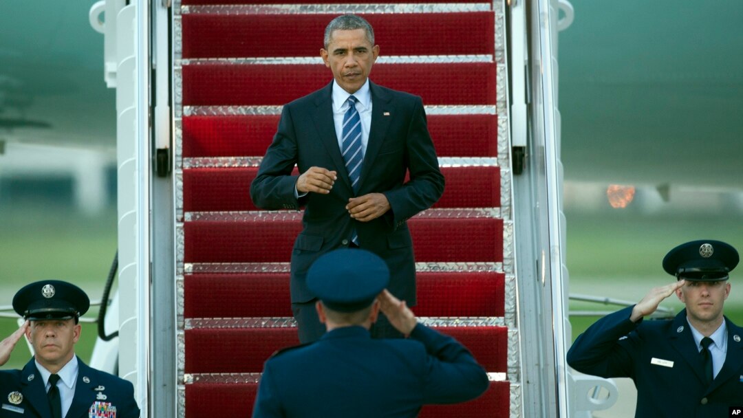 Presiden Barack Obama keluar dari pesawat Air Force One di Pangkalan Udara Militer, Andrews Air Force Base, M (14/7).