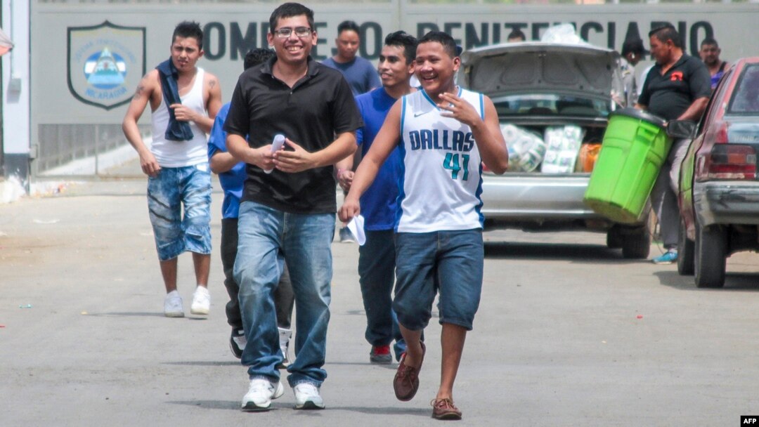 Men walk out of La Modelo maximum security prison in Tipitapa, near Managua, April 16, 2019. The Nicaraguan government announced Tuesday that 636 "common" prisoners will be released and placed under house arrest for Holy Week festivities.