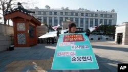 Seorang pendukung Presiden Korea Selatan Park Geun-hye berdiri untuk menentang pemakzulannya di depan Mahkamah Konstitusi di Seoul, Korea Selatan, 10 Januari 2017. (AP Photo/Ahn Young-joon)