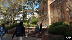 Sejumlah mahasiswa berjalan di kampus University of California at Los Angeles (UCLA) di Los Angeles, California pada 11 Maret 2020. (Foto: AFP)