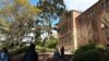 Estudiantes caminan en el recinto de la Universidad de California en Los Angeles (UCLA) en momentos en que las universidades suspendieron sus clases presenciales debido al coronavirus.