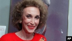 Editor majalah Cosmopolitan Helen Gurley Brown di kantornya di New York. Ia tutup usia pada 13/8/2012 pada usia 90. (Foto: AP)