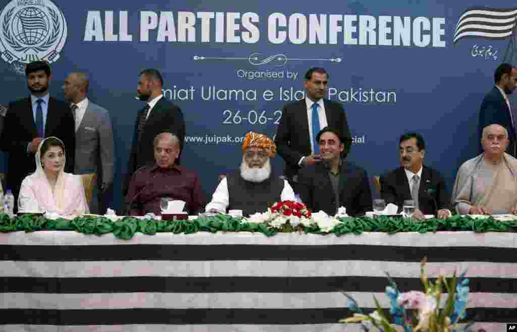 26 جون 2019 کو حکومت کے پہلے ہی سال میں پی ٹی آئی کے خلاف اسلام آباد میں آل پارٹیز کانفرنس ہوئی جس میں بلاول بھٹو، مریم نواز، شہباز شریف، فضل الرحمن اور سابق وزیرِ اعظم یوسف رضا گیلانی شریک ہوئے۔