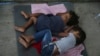 Niños migrantes duermen en el piso de un refugio en Nuevo Laredo, México, el 17 de julio de 2019. 