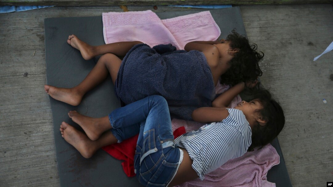 Niños migrantes duermen en el piso de un refugio en Nuevo Laredo, México, el 17 de julio de 2019. 