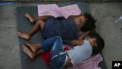 Niños migrantes duermen en el piso de un refugio en Nuevo Laredo, México, el 17 de julio de 2019. 