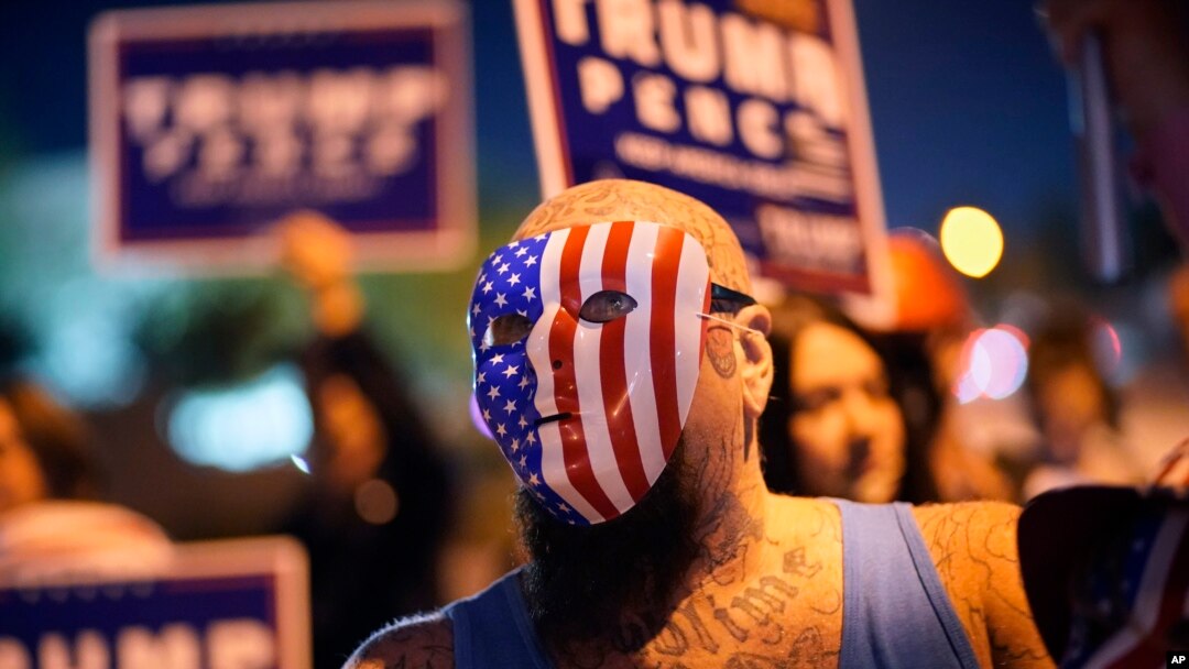 Para pendukung Presiden Donald Trump memprotes penghitungan suara di Nevada di depan Kantor Pemilihan Clark County, di Las Vegas, Rabu, 4 November 2020. (Foto: AP)