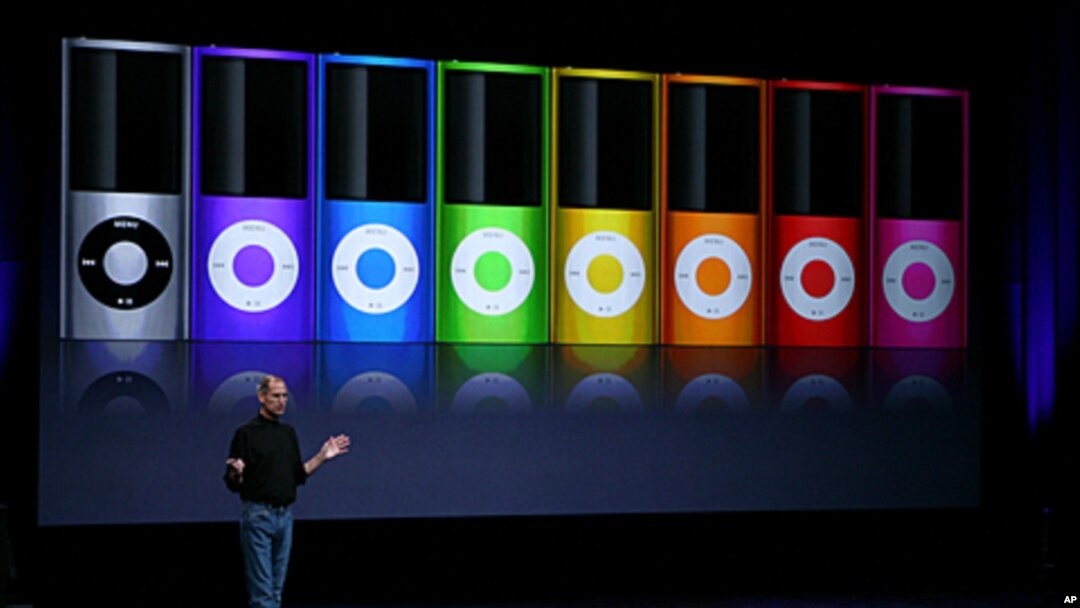 Mendiang Apple CEO Steve Jobs mengumumkan versi baru iPod Nano dalam acara khusus di San Francisco, California, 2008. (AFP)