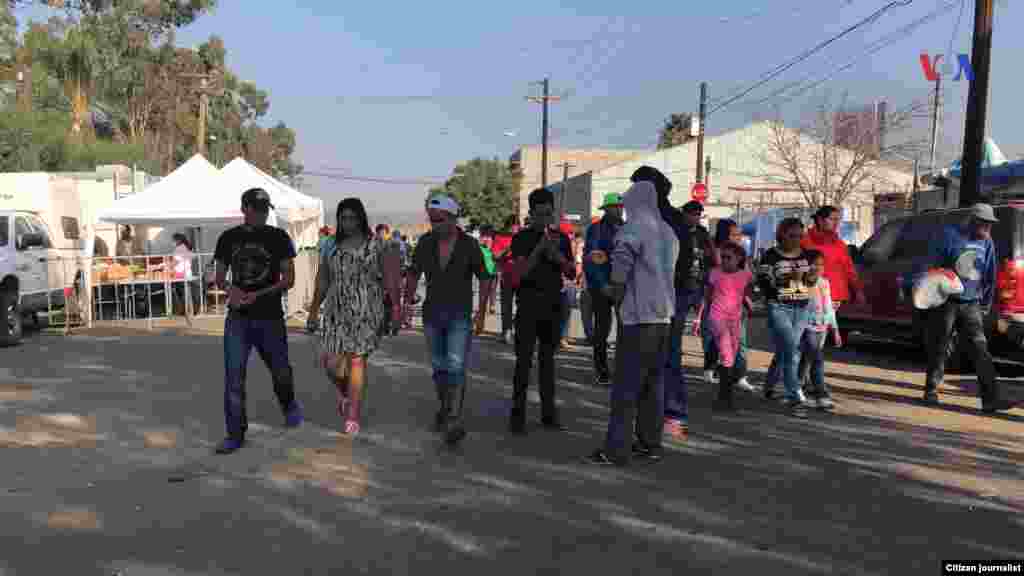 Migrantes, parte de la caravana de centroaméricanos, llegan a Tijuana, México, el martes.&nbsp; Fotografía: Celia Mendoza- VOA