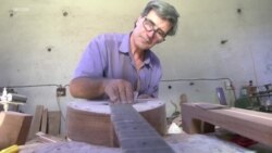 Un luthier algérien fabrique des instruments haut de gamme à la main