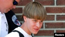 Police lead suspected shooter Dylann Roof into the courthouse in Shelby, North Carolina, June 18, 2015. 