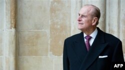 Mbretëresha Elizabetë viziton bashkëshortin pas operacionit të tij në zemër