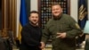 Ukrajinski predsjednik Volodimir Zelenski i bivši komandat Oružanih snaga Ukrajine Valeri Zalužni tokom susreta u Kijevu, 8. februar 2024. (Ukrainian Presidential Press Service/Handout via REUTERS)