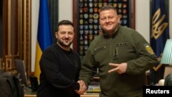 Ukrajinski predsjednik Volodimir Zelenski i bivši komandat Oružanih snaga Ukrajine Valeri Zalužni tokom susreta u Kijevu, 8. februar 2024. (Ukrainian Presidential Press Service/Handout via REUTERS)