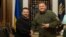 Ukrajinski predsednik Volodimir Zelenski i bivši komandat Oružanih snaga Ukrajine Valeri Žaluzni tokom susreta u Kijevu (Ukrainian Presidential Press Service/Handout via REUTERS)