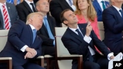 Prezidan fransè a, Emmanuel Macron, adwat ak Prezidan ameriken an, Donald Trump, Pari, Frans, 14 jiyè 2017. 