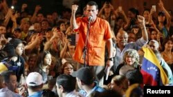 Capriles dijo que podrá aumentar el salario mínimo en un 40% acabando con la "regaladera" de petróleo a otros países.