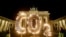 环保组织“绿色和平”在德国柏林一个烛光组成的“CO2”字母前抗议气候变化，要求德国政府采取措施减排温室气体。（美联社 2021年5月6日）