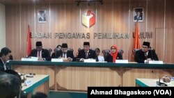 Ketua Bawaslu Abhan bersama anggota lainnya saat membacakan putusan di kantor Bawaslu, Rabu (9/1/2019) (foto: VOA/Ahmad Bhagaskoro)